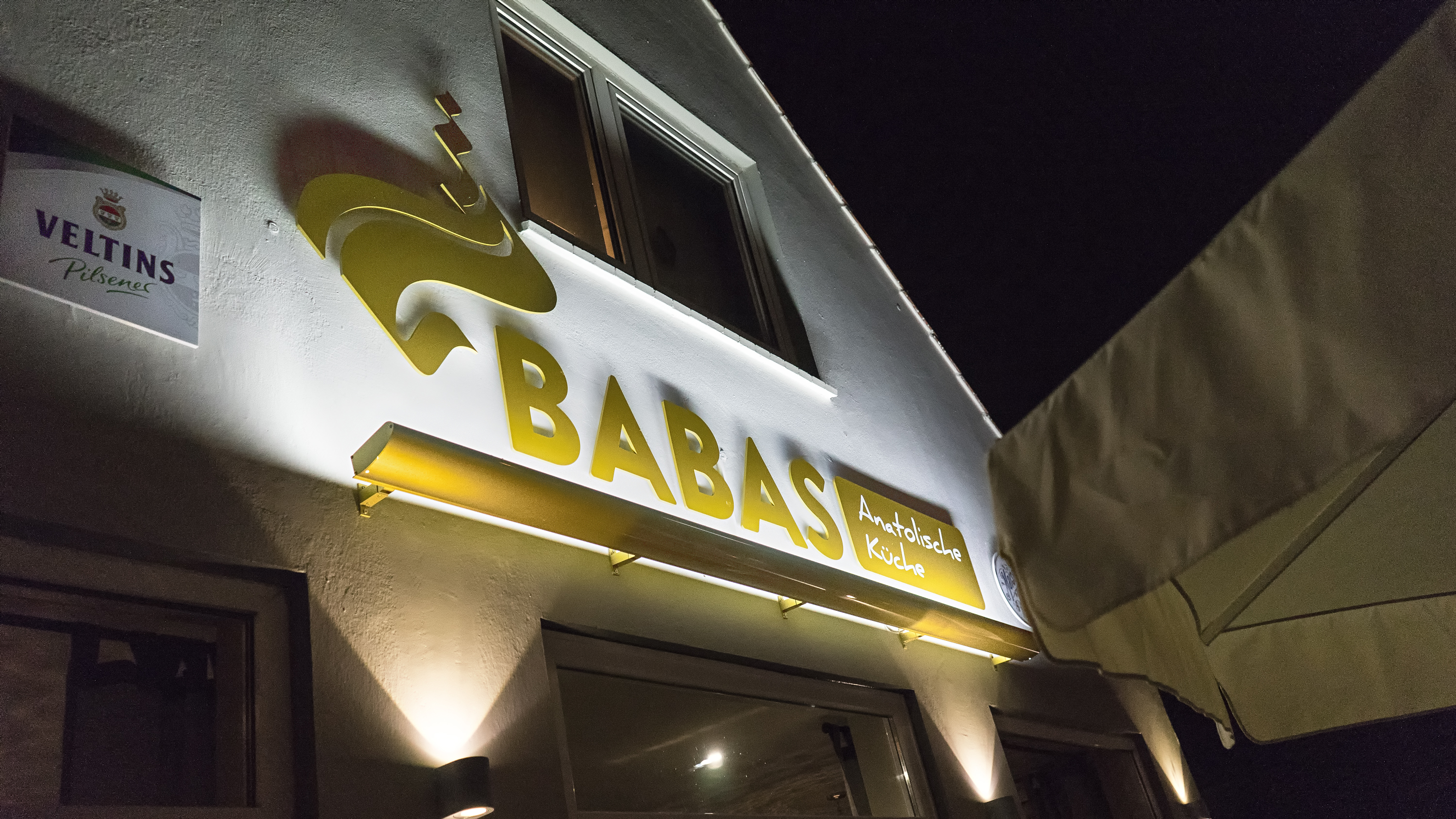 Babas Restaurant bei Nacht